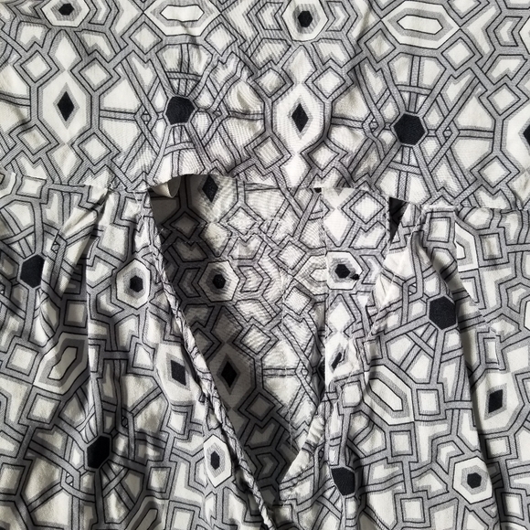 Jessica Simpson Women's Clover Geometric Print Blouse Size XS Gray/Navy - Picture 10 of 16